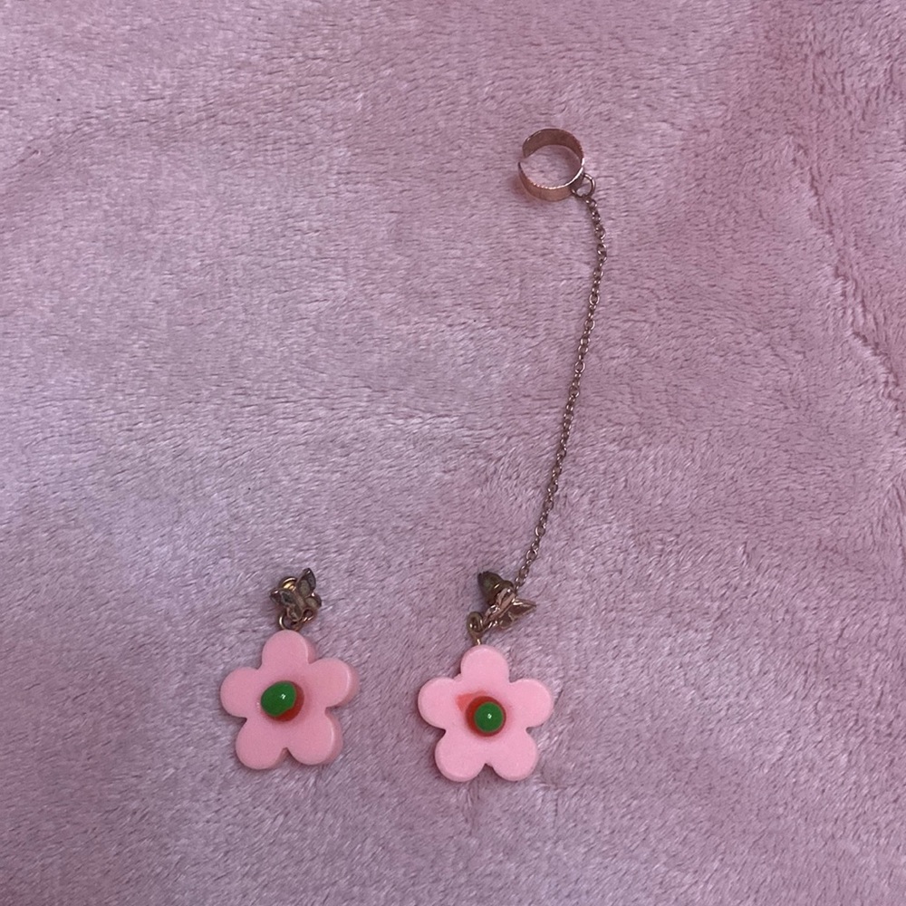 Hot Topic cute pink flowers ear cuff set 🌸
